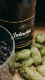 Detal etykiety Jałowiec — składniki
